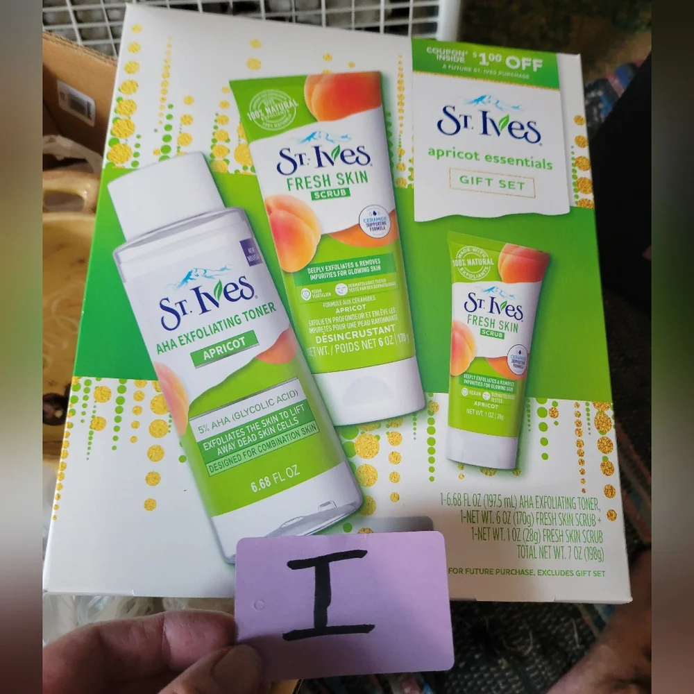 St Ives 3 piece gift Set toner and 2 kinds of scrub
